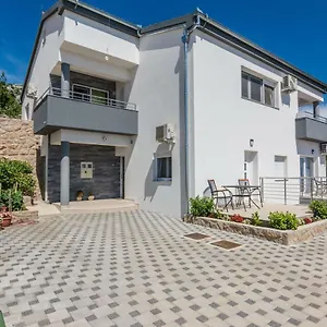 apartmani-jadranka-starigrad-paklenica.hotelinzadar.com/